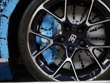 Bugatti Chiron z klock&oacute;w LEGO w skali 1:1